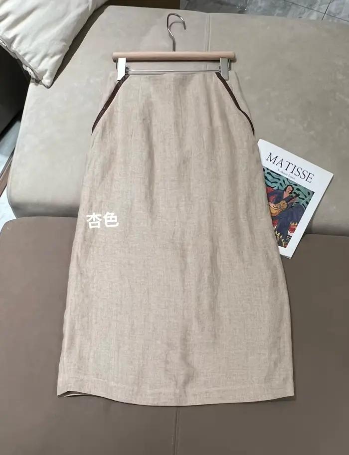 Gilet ajusté en lin sans manches pour femme avec ceinture, associé à une jupe à taille élastique