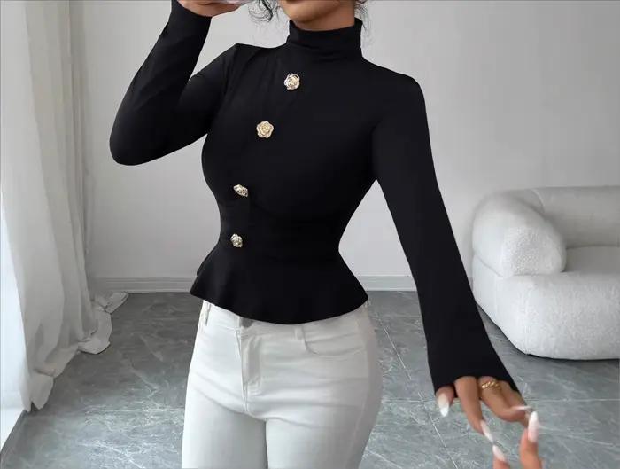 Nouveau haut fin plissé à col roulé avec boucle décorative en métal rose, collection automne-hiver 2