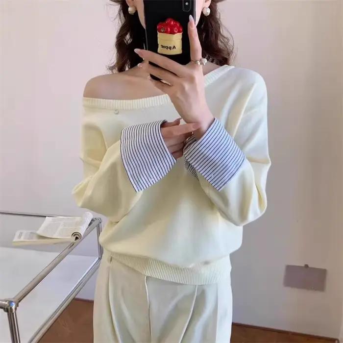 Pull en tricot épissé avec poignets rayés et épaules inclinées pour femmes coupe ample style bureau dame automne hiver polyester elastique confortable et élégant