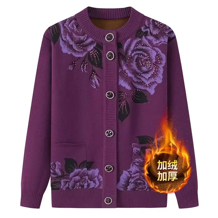 Pull de grand-mère Cardigan en velours pour mère âgée d'âge moyen