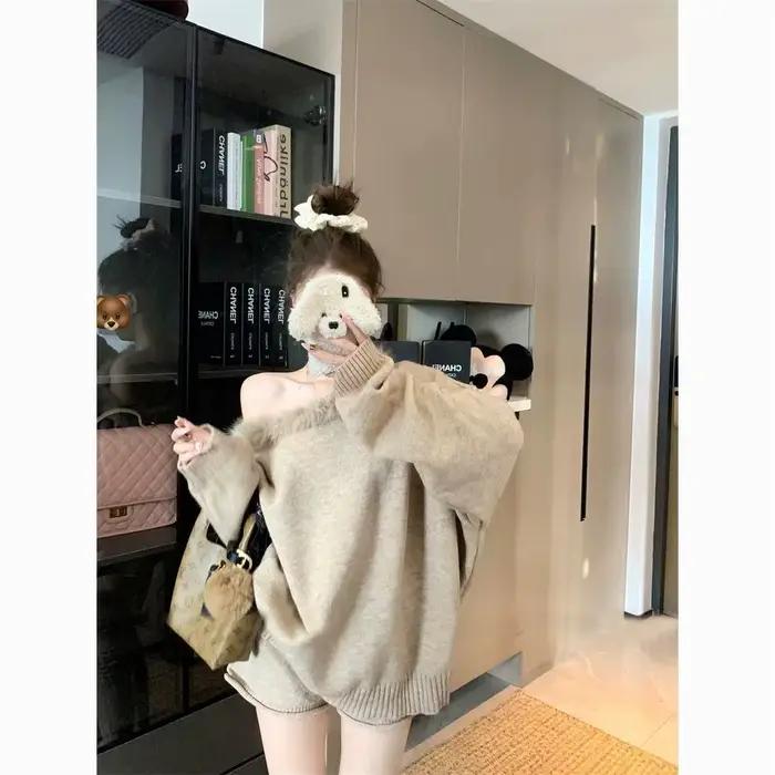 Pull deux pièces en polyester pour femme, élégance hivernale, ajustement lâche, col rond, design européen, style subtil, confort optimal
