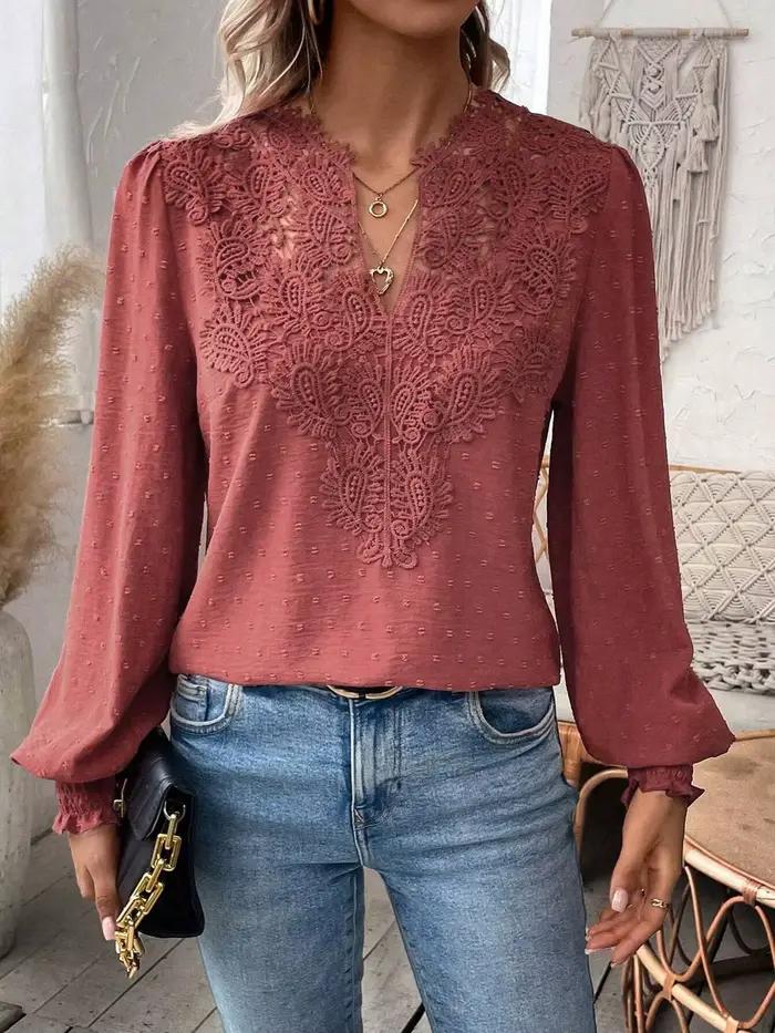 Pull à manches longues pour femmes, tendance, sexy, dentelle, col en V, manches bouffantes, polyester, hiver 2024, soirée chic, réunions professionnelles, cadeau女性冬装毛衣产品描述，采用HTML格式编写，以激发购买欲望，并将每个特性转化为对客户的实际好处。描述中没有提及价格、产地或品牌等信息。此描述符合给定的格式和内容要求。