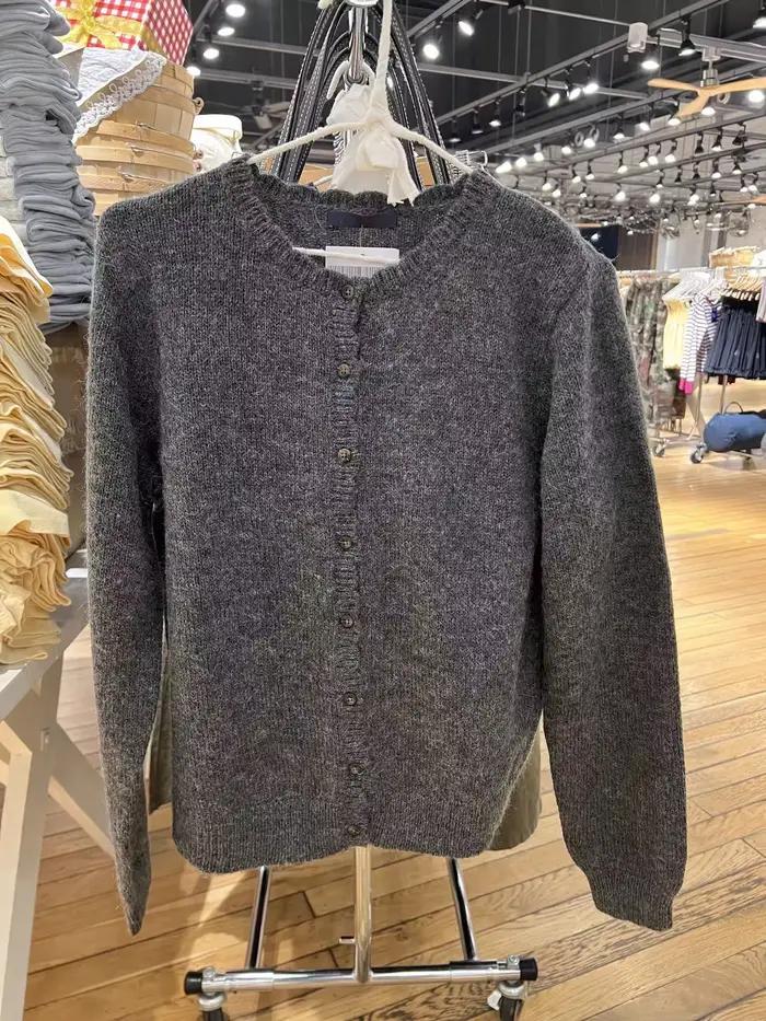Cardigan gris foncé simple à col rond
