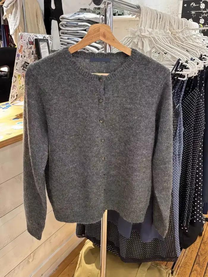 Cardigan gris foncé simple à col rond