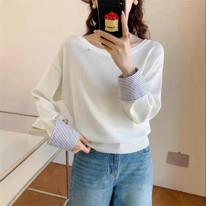Pull en tricot épissé avec poignets rayés et épaules inclinées pour femmes coupe ample style bureau dame automne hiver polyester elastique confortable et élégant