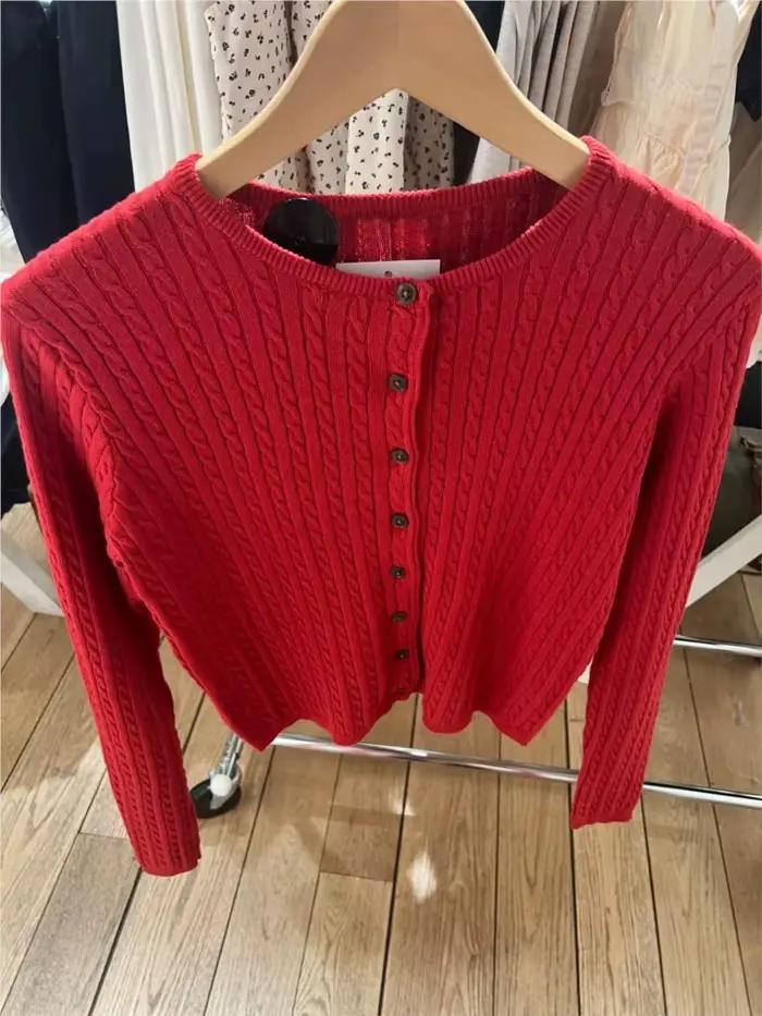 Cardigan tricoté à fleurs torsadées rouges