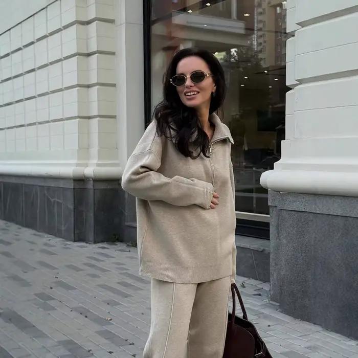 Pull à capuche et col demi-fermeture éclair pour femme