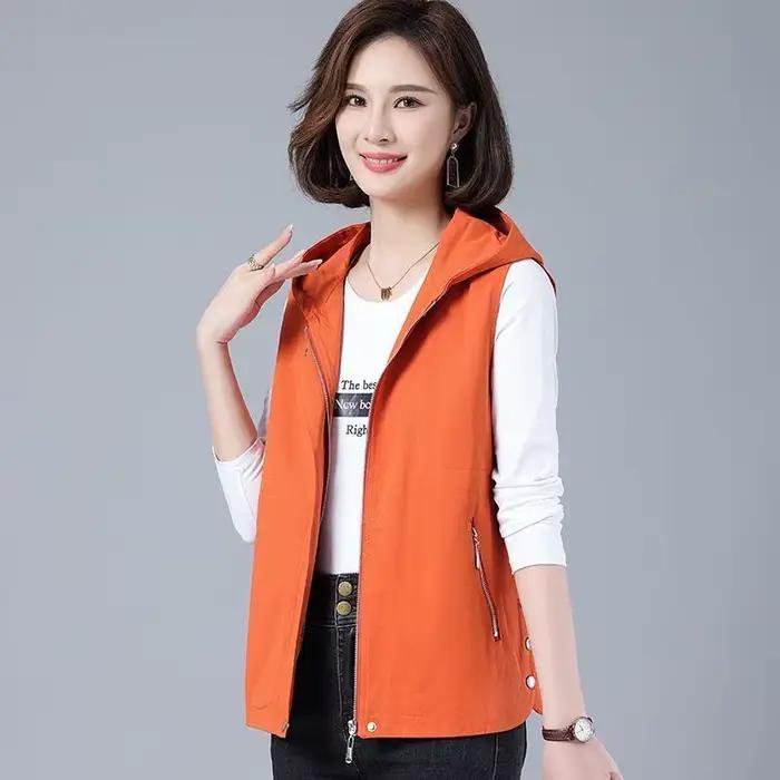 Gilet long pour femme d'âge moyen, veste sans manches à capuche, coupe ample, kaki et noir, élégant pour occasions spéciales