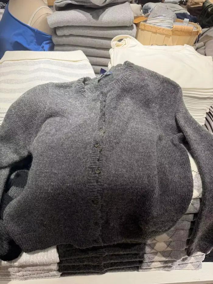 Cardigan gris foncé simple à col rond