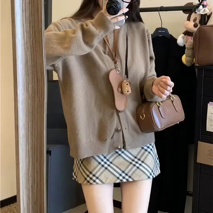 Cardigan ample et doux pour femmes en automne avec boutons d'amour, style décontracté et couleurs vibrantes pour les occasions spéciales