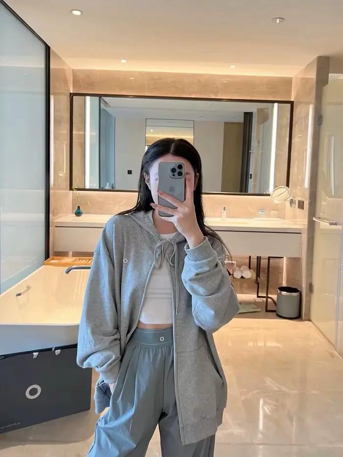 Un nouveau cardigan sportif et décontracté ample et délavé pour l'automne et l'hiver