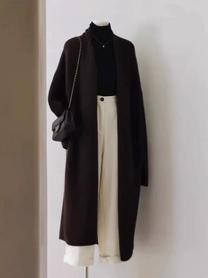 Cardigan en cachemire blanc pour femme, coupe ample, style anglais, automne et hiver, confort royal, matières luxueuses, occasions spéciales, Thanksgiving, relaxation et élégance ```