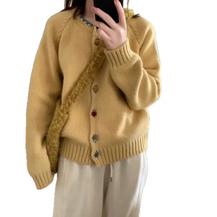 La collection automne/hiver 2025 comprend un pull de Style ralenti à col rond et boutons de couleur présentant un Cardigan tricoté haut de gamme