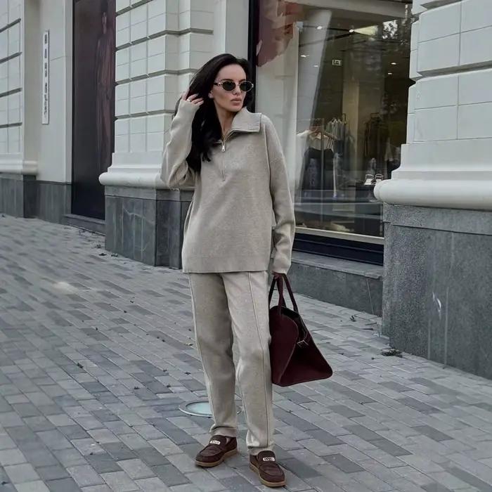 Pull à capuche et col demi-fermeture éclair pour femme