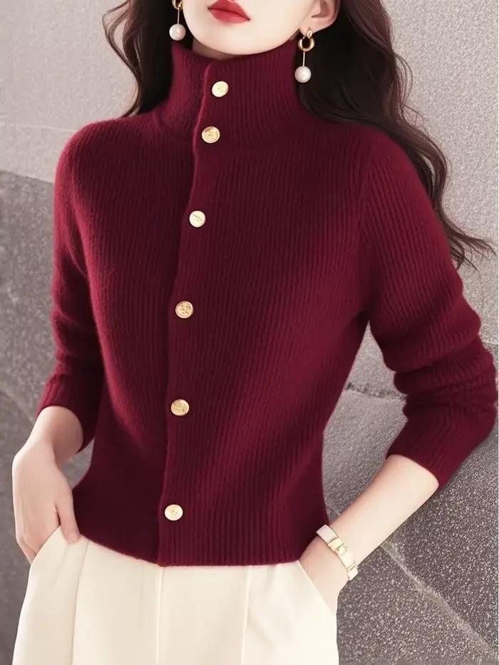 Pull en tricot rouge à col haut pour femme