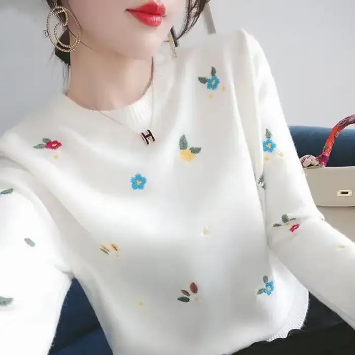 Pull brodé à petites marguerites