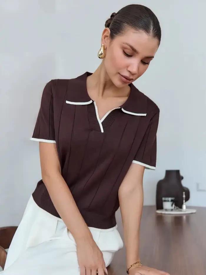 Polo en tricot marron à bordure blanche contrastante pour femme