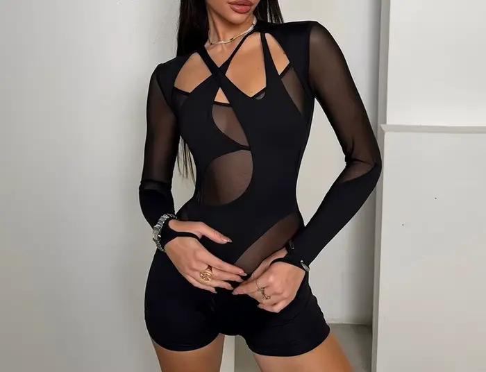 2025 automne et hiver nouvelle mode femme couleur unie Sexy maille Perspective creux Slim Fit combinaison