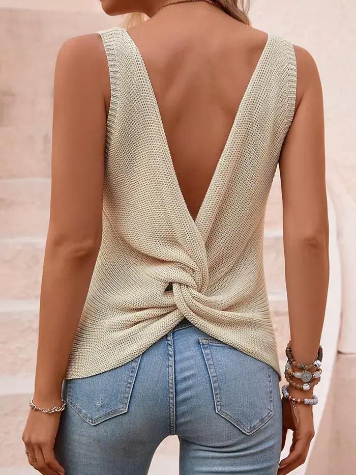 Pull tricoté torsadé et coupe au dos