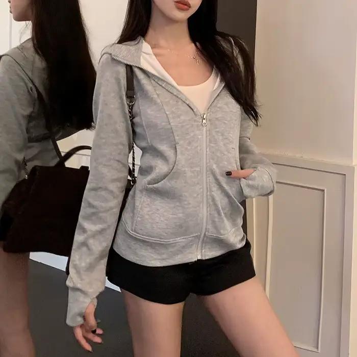 Sweat-shirt à capuche gris avec fermeture éclair pour femme
