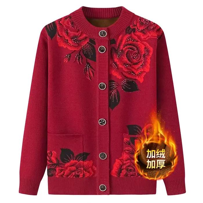 Pull de grand-mère Cardigan en velours pour mère âgée d'âge moyen