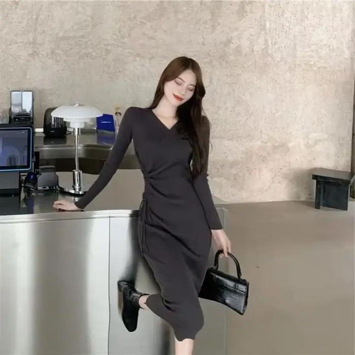 Robe mi-longue à col en V pour femme