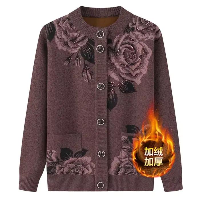 Pull de grand-mère Cardigan en velours pour mère âgée d'âge moyen