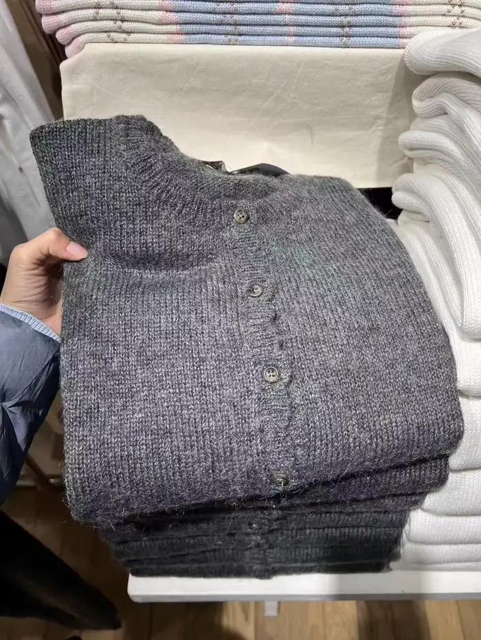 Cardigan gris foncé simple à col rond