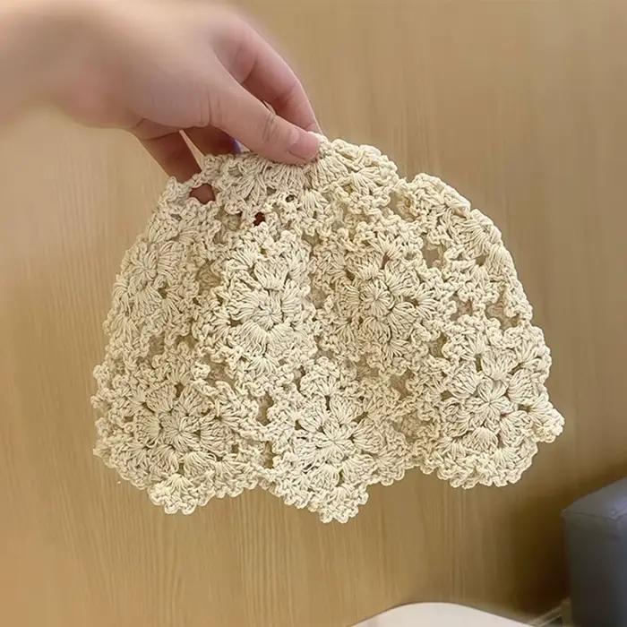 Béret en dentelle respirante pour femme, chapeau évidé avec fleurs, béret Skullies décontracté, casquette à la mode, accessoire de tête pour femmes, béret de printemps et d'automne, élégant et confortable