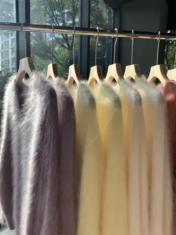Dans la soirée, c'est brumeux et moelleux. Le pull 100% cachemire a une atmosphère féminine.