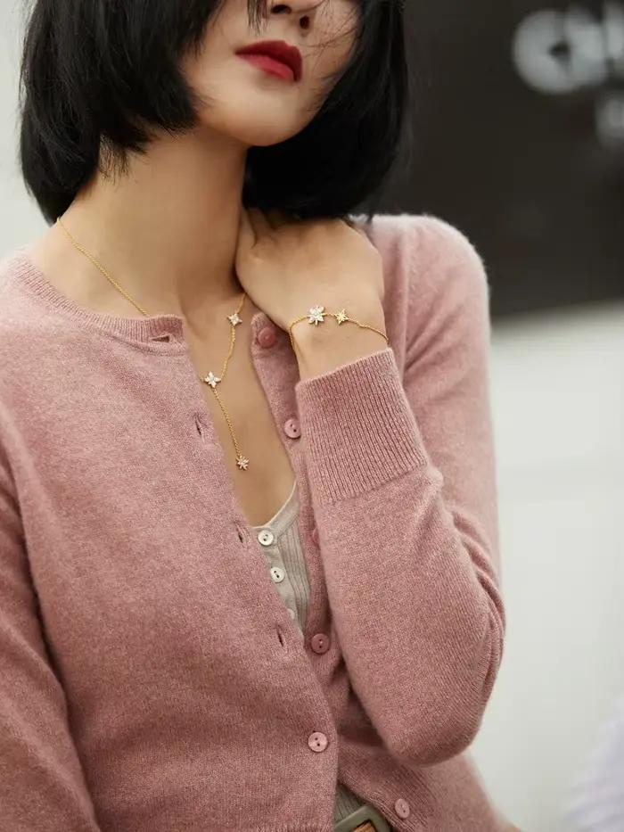 Cardigan pur cachemire pour femme, col rond, manches longues, design élégant pour bureau et occasions spéciales ```