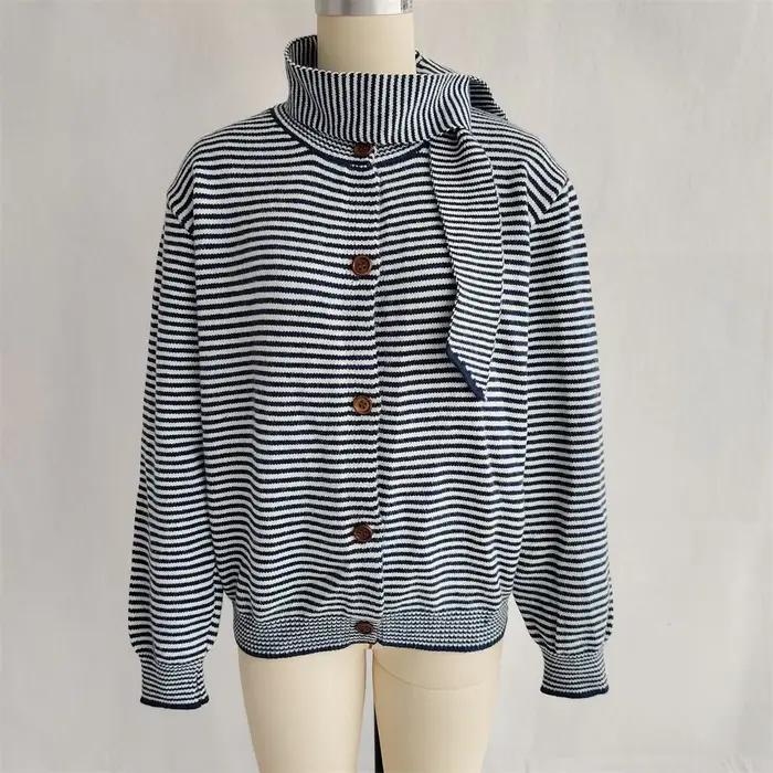 Cardigan tricoté rayé avec boutons et cravate