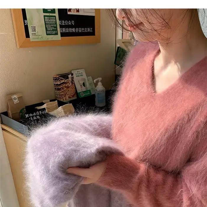 Dans la soirée, c'est brumeux et moelleux. Le pull 100% cachemire a une atmosphère féminine.