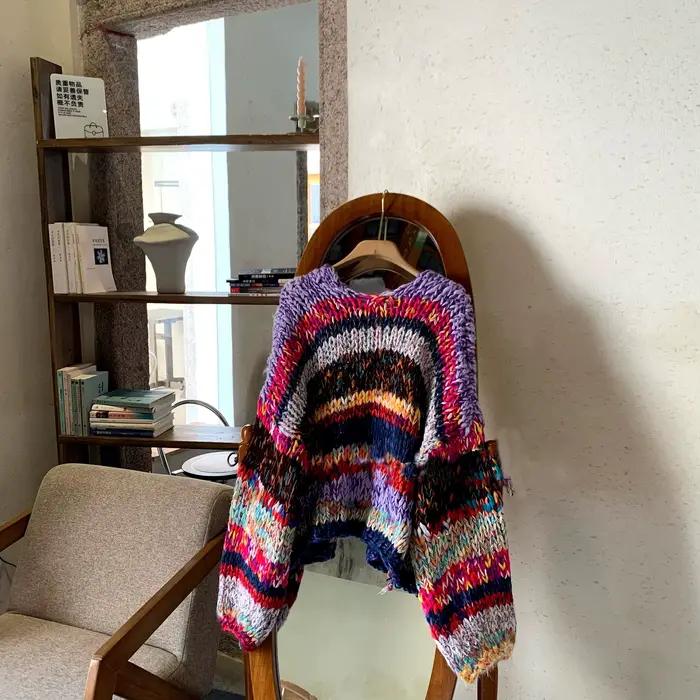 Cardigan multicolore en acrylique tricoté à la main pour femmes, style boho chic, arc-en-ciel, pompon, idéal pour automne-hiver et occasions spéciales