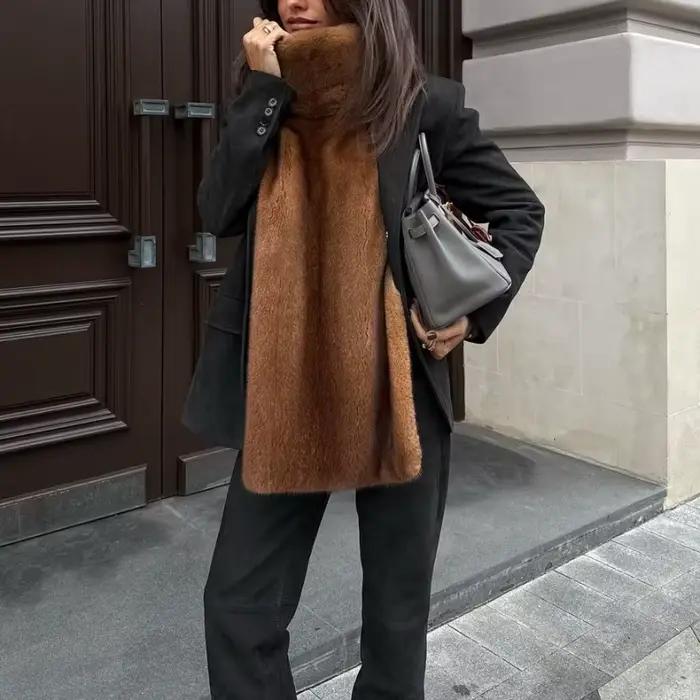 Gilet en fourrure polyester à col roulé uni pour femmes style décontracté hiver 2025 occassions spéciales confort chaleur elegance