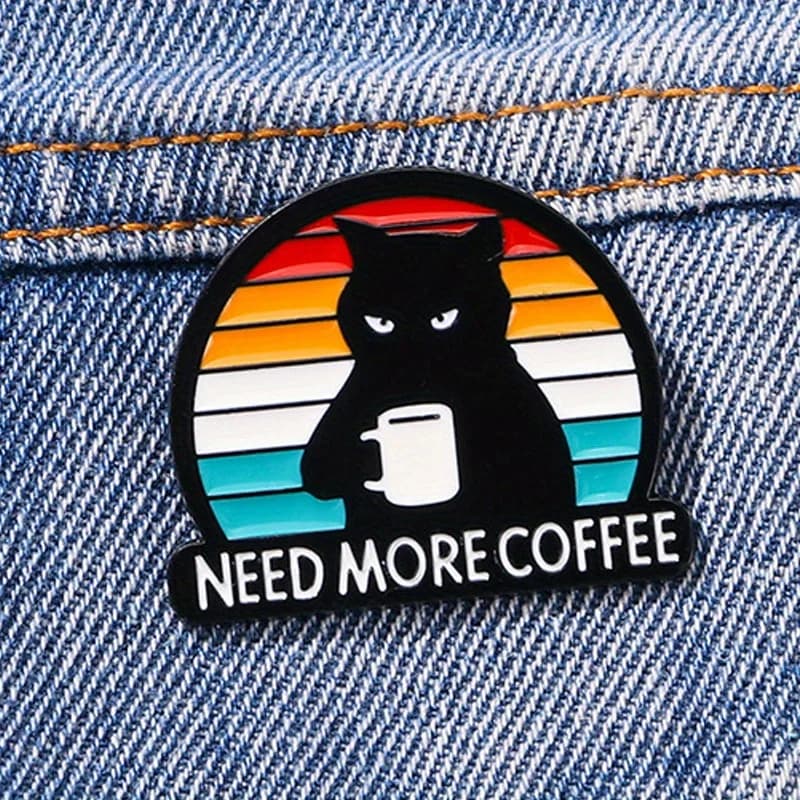 Broche de café chat noir drôle "besoin de plus de café", Badge à lettre fixe