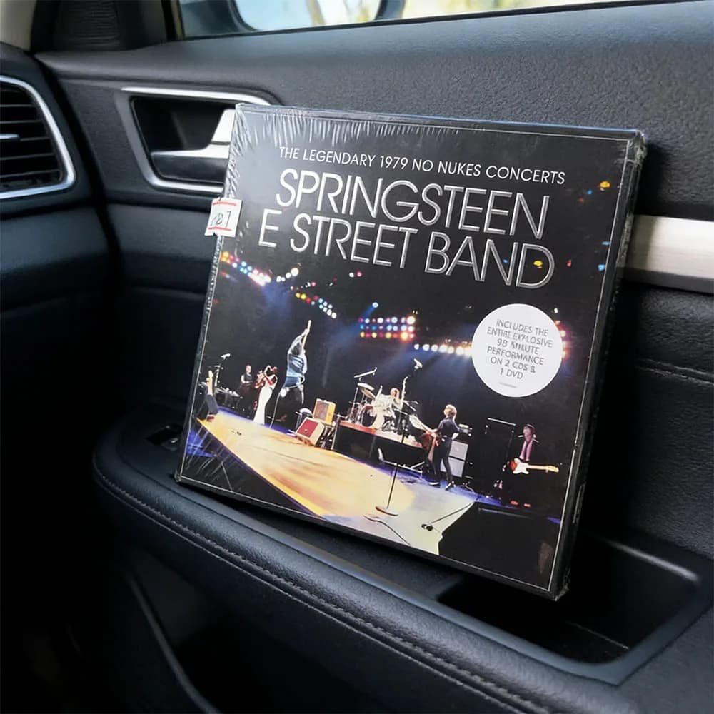 CD Cet album live s'intitule « The Legendary 1979 No Nukes Concerts » de la légende du rock américai