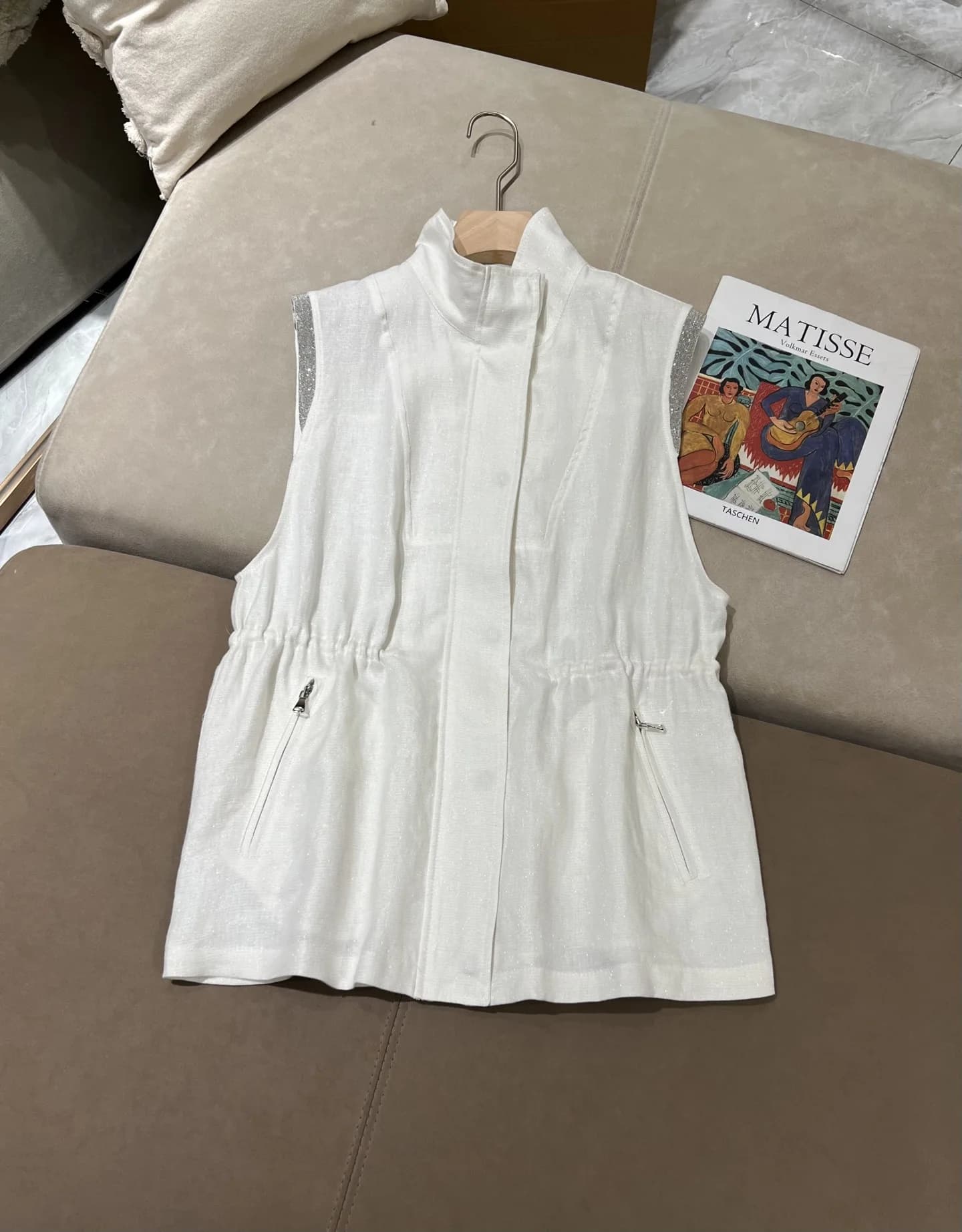 Gilet sans manches scintillant à col montant et taille cintrée pour le printemps-été 2026 – Gilet en