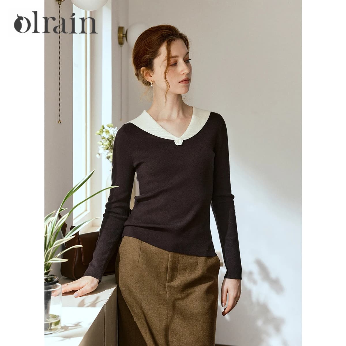 Pull tricoté à col en V et blocs de couleur OLrain pour femme, collection automne 2026, couleur café