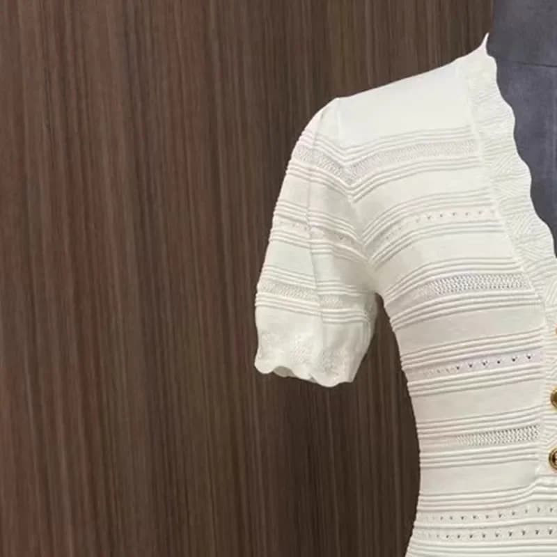 Robe en tricot creux à col en V et boutons dorés pour femme – Mini robe trapèze élégante à manches c