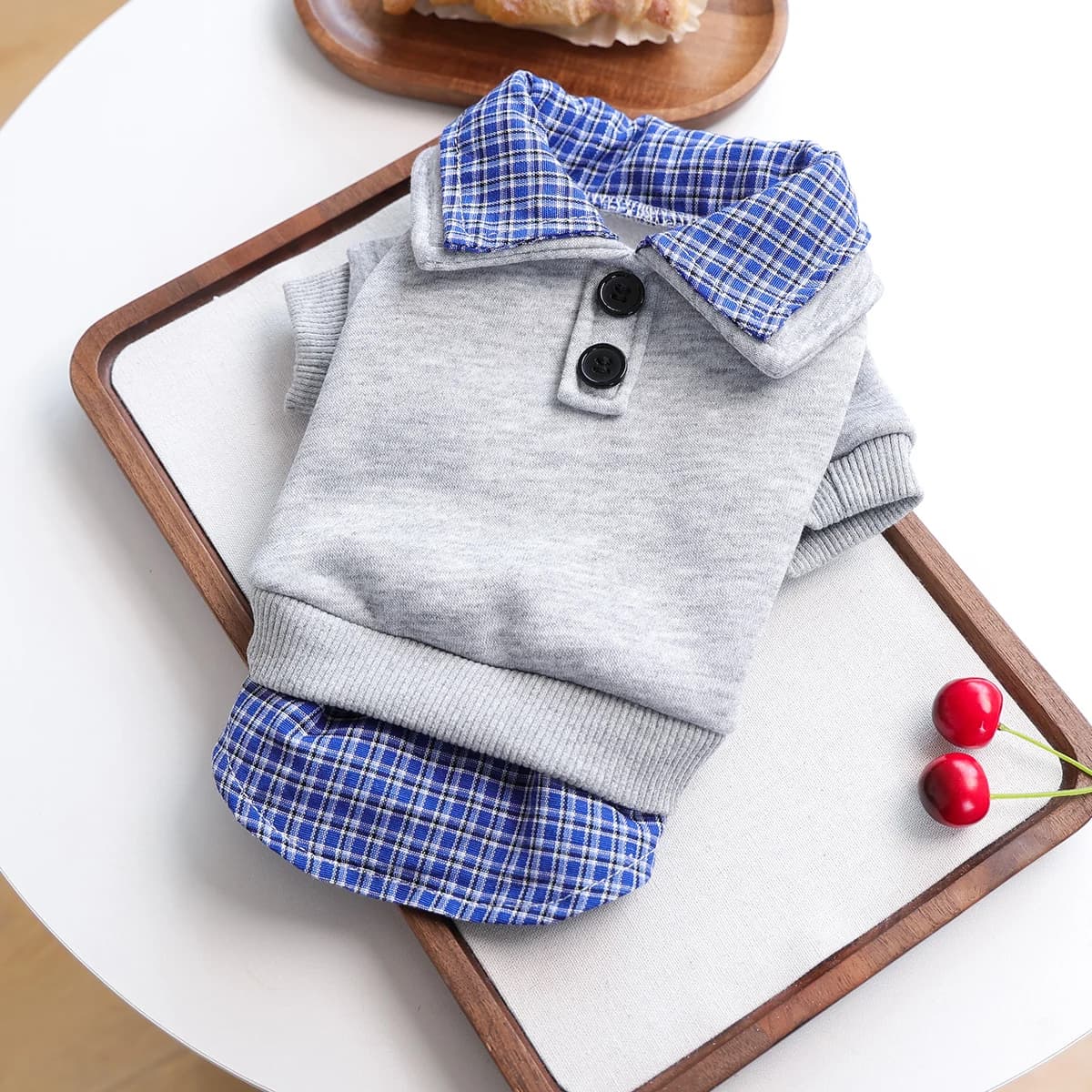 Sweat à capuche pour animaux de compagnie style preppy à carreaux bleus, gris avec col et ourlet à c