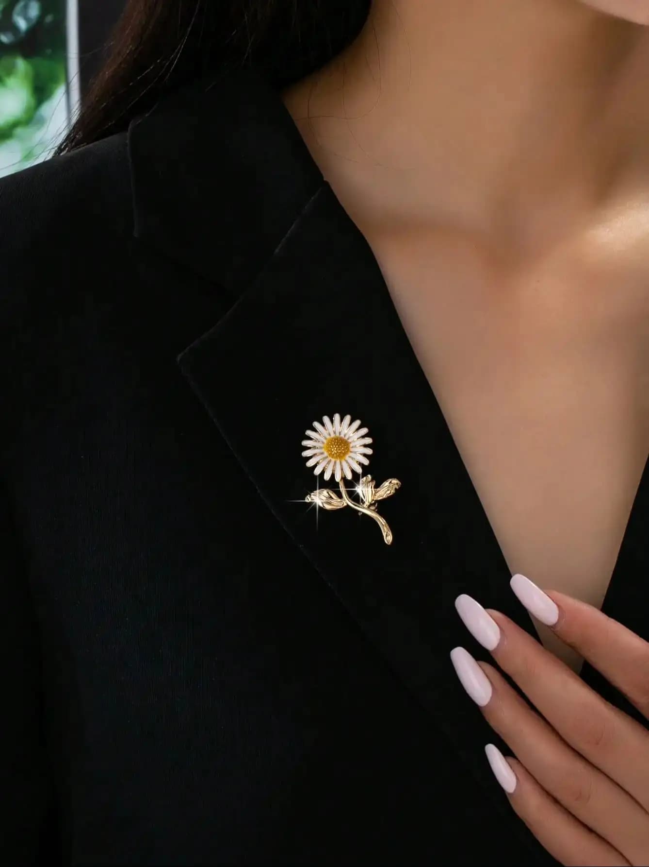 Une broche florale est un accessoire populaire, décontracté et élégant pour les femmes lors des banq