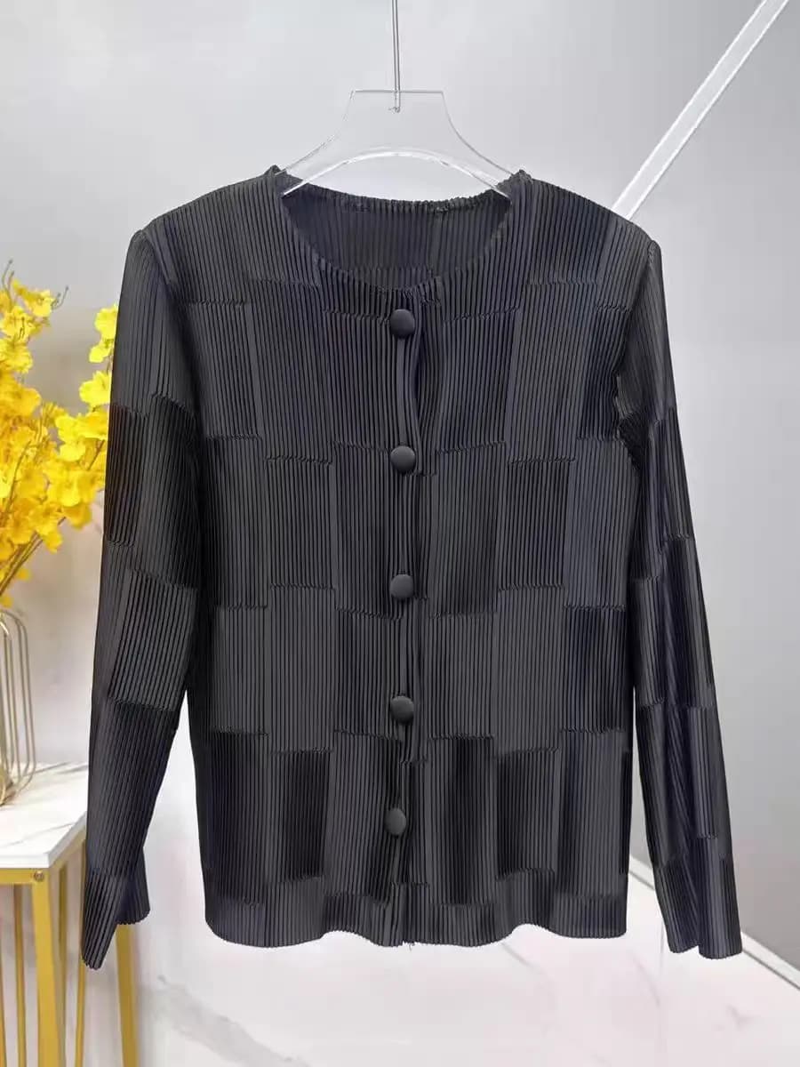 Cardigan plissé Miyake bleu marine à carreaux, manches longues, boutonné, coupe oversize, respirant,