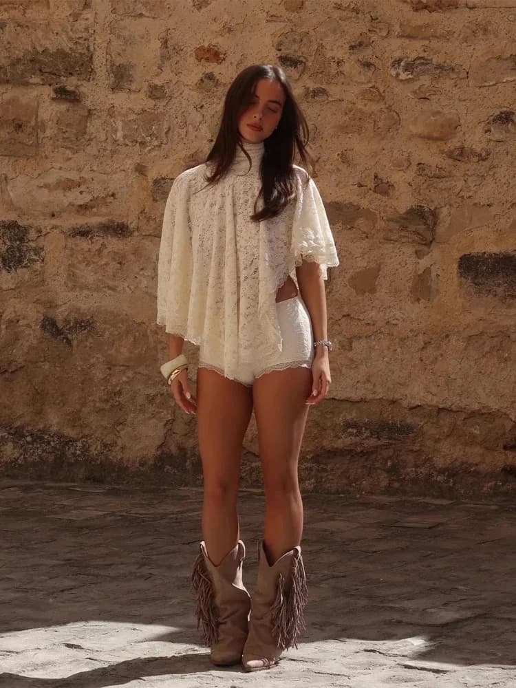 Ensemble sexy en dentelle avec haut cape à col montant et short, chemisiers sans manches à découpes 