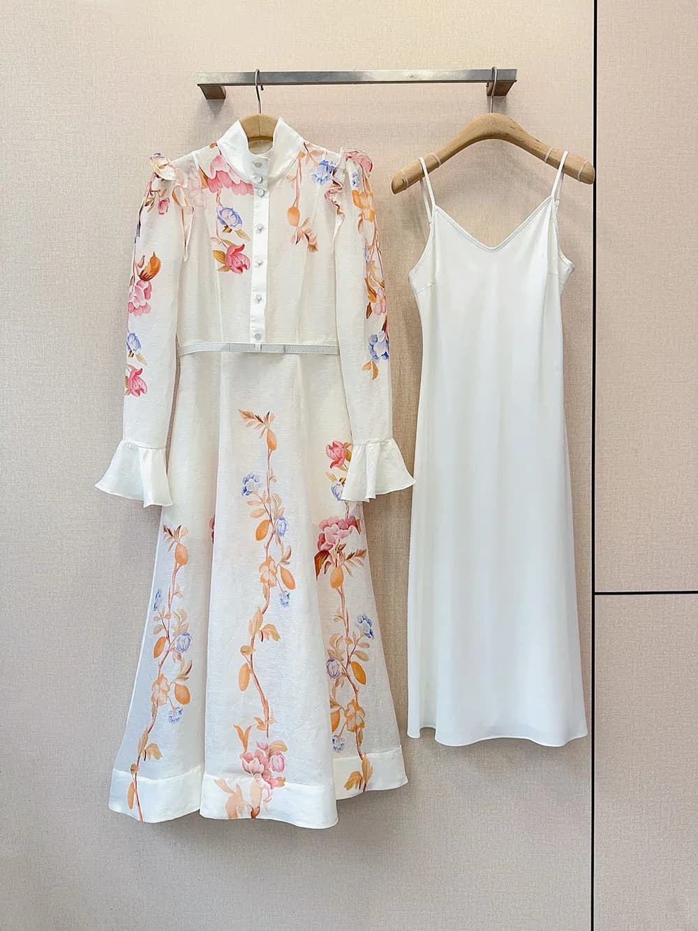 Robe longue en soie et lin à col montant, imprimé floral, avec volants, manches évasées et ceinture,