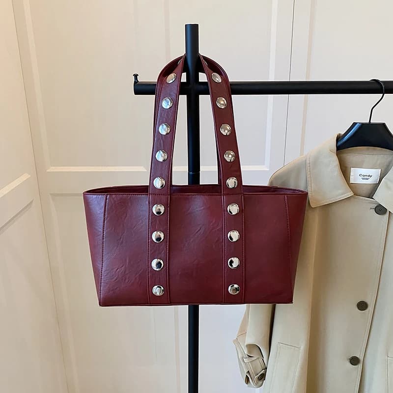 Fourre-tout noir style européen et américain personnalité sac de trajet Rivet Design sac à bandouliè