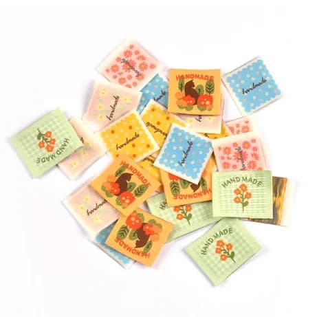 Étiquettes de col de vêtement en tissu faites à la main avec motif floral mignon et bords pliés, DIY
