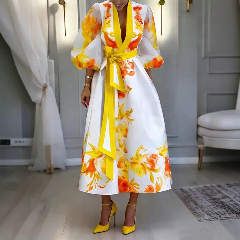 Robe élégante à col en V et taille haute avec lien, imprimé tendance, manches courtes, empiècements,