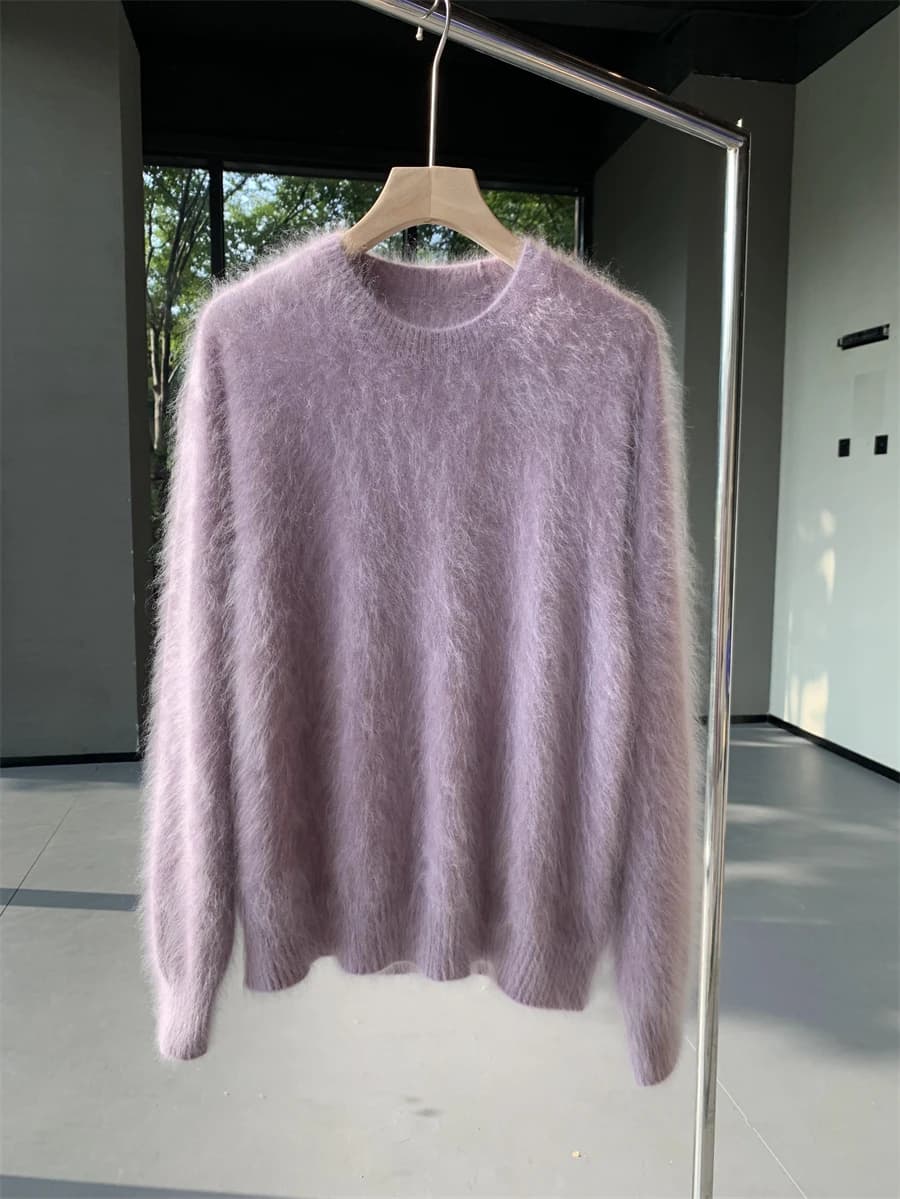Dans la soirée, c'est brumeux et moelleux. Le pull 100% cachemire a une atmosphère féminine. C'est u