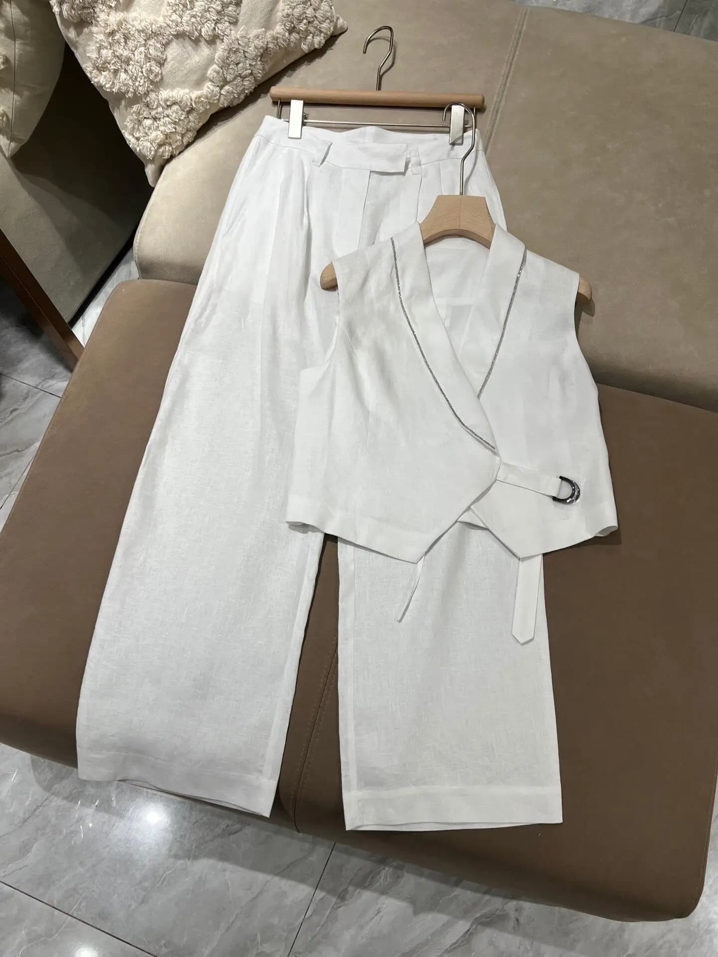 Ensemble élégant et polyvalent : gilet en lin à col en V et pantalon droit, sans manches